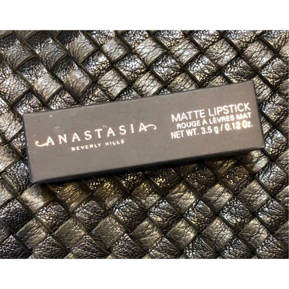 ANASTASIA BEVERLY HILLS - 🎉HP🎉 NWT - Matte Lipstick in “Ruby”- Full Size - Picture 2 of 14